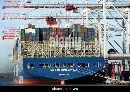 CMA CGM Bougainville navire décharge des conteneurs au port à conteneurs de Southampton, Southampton Docks, Hampshire, Royaume-Uni. Banque D'Images