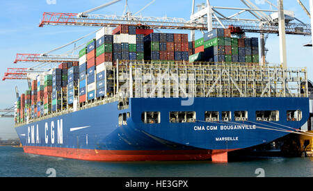 CMA CGM Bougainville navire décharge des conteneurs au port à conteneurs de Southampton, Southampton Docks, Hampshire, Royaume-Uni. Banque D'Images