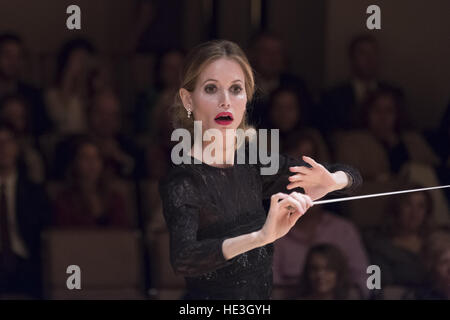 Compositeur espagnol et chef d'orchestre Inma Shara effectue la Camerata Pro Arte de Madrid pendant un concert soulignant le 50e anniversaire de la Fondation Juan XXIII Roncalli avec Inma Shara : où : Madrid, Espagne Quand : 04 Nov 2016 Banque D'Images