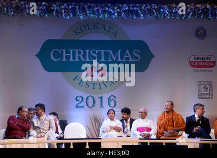 Kolkata, Inde. 14Th Dec 2016. Sovan Chatterjee, Hakim, ChiefMinister Firhad Mamata Banerjee, Archevêque de Calcutta, Thoma D ?Arunjoyti Bhikhuk et Souza (de gauche)à l'occasion de la cérémonie d'inaugration. Le Ministre en chef du Bengale occidental Mamata Banerjee inauguré le festival de Noël organisé par le Département du Tourisme avec l'appui de la police de Kolkata à la rue Park Parc Alen ?s en présence de l'archevêque de Calcutta Thoma D ?Souza et d'autres délégués et des dignitaires. © Saikat Paul/Pacific Press/Alamy Live News Banque D'Images