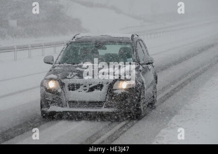 Les conditions de conduite dangereuses sur l'autoroute A55 Banque D'Images