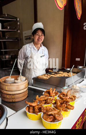 Xiao long bao dumpling vapeur crevettes frites shop stand de décrochage dans Chenghuang Miao, Temple du dieu de la ville de Shanghai, Chine. Banque D'Images