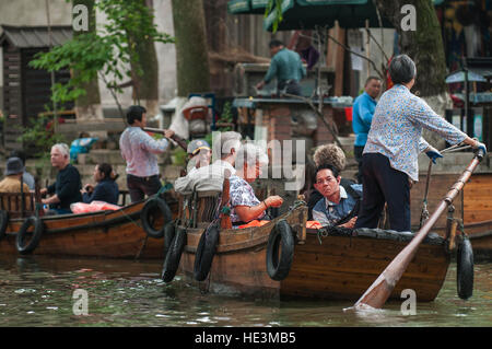 Les touristes chinois en bateau sur les canaux en gondole le village d'eau de Tongli, Chine. Banque D'Images