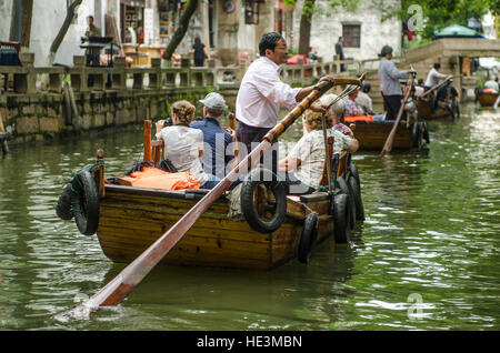 Les touristes chinois en bateau sur les canaux en gondole le village d'eau de Tongli, Chine. Banque D'Images