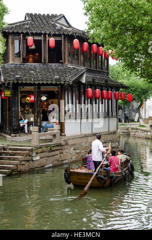 Les touristes chinois en bateau sur les canaux en gondole le village d'eau de Tongli, Chine. Banque D'Images