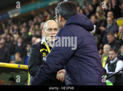 Norwich City manager Alex Neil et Huddersfield Town manager David Wagner se serrer la main avant de donner un coup de pied au cours de la Sky Bet Championship match à Carrow Road, Norwich. ASSOCIATION DE PRESSE Photo. Photo date : vendredi 16 décembre 2016. Voir l'ACTIVITÉ DE SOCCER histoire de Norwich. Crédit photo doit se lire : Chris Radburn/PA Wire. RESTRICTIONS : EDITORIAL N'utilisez que pas d'utilisation non autorisée avec l'audio, vidéo, données, listes de luminaire, club ou la Ligue de logos ou services 'live'. En ligne De-match utilisation limitée à 75 images, aucune émulation. Aucune utilisation de pari, de jeux ou d'un club ou la ligue/dvd publications. Banque D'Images