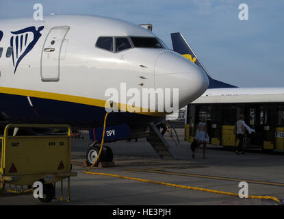 EI-DPV, Boing 737-8COMME, Ryanair sur le tarmac de l'aéroport de Humberto Delgado, Lisboa, Lisbonne, Portugal Banque D'Images