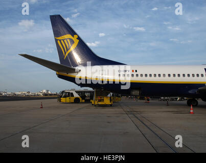 EI-DPV, Boing 737-8COMME, Ryanair sur le tarmac de l'aéroport de Humberto Delgado, Lisboa, Lisbonne, Portugal Banque D'Images