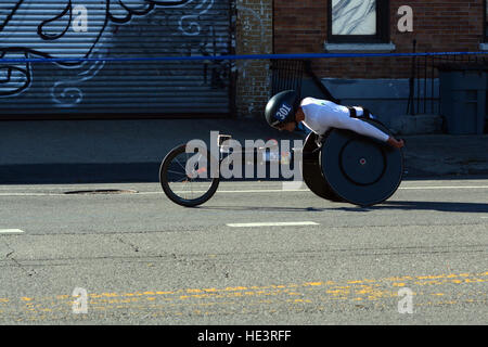 Sdc 2016 New York City Marathon - porteur font leur chemin à travers la ville de Long Island En vedette : Josh George Où : New York, New York, United States Quand : 06 Nov 2016 Banque D'Images