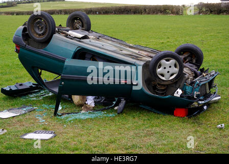 Voiture écrasée dans Field, Anglesey, pays de Galles du Nord, Royaume-Uni, Banque D'Images