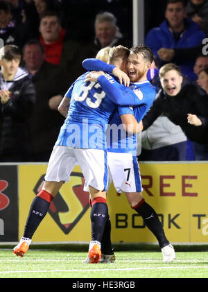 Martyn Waghorn des Rangers fête marquant son premier but de côtés du jeu avec Joe Garner (à droite) au cours de la Ladbrokes Premiership match écossais au stade SuperSeal, Hamilton. Banque D'Images