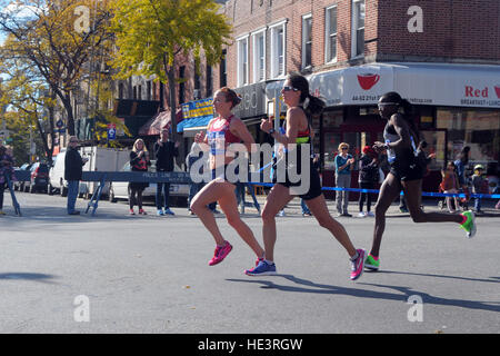 Sdc 2016 New York City Marathon - porteur font leur chemin à travers la ville de Long Island En vedette : Atmosphère Où : New York, New York, United States Quand : 06 Nov 2016 Banque D'Images