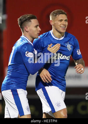 Martyn Waghorn des Rangers (à droite) célèbre marquant son deuxième but de côtés du jeu avec Barrie McKay au cours de la Ladbrokes Premiership match écossais au stade SuperSeal, Hamilton. Banque D'Images