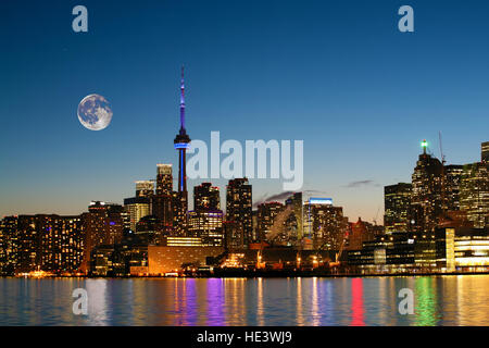 Un lever de lune au-dessus de Toronto, Canada Banque D'Images