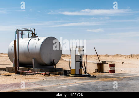 Vieille Station d'essence dans le désert Rub Al Khali Oman Dhofar Region Banque D'Images