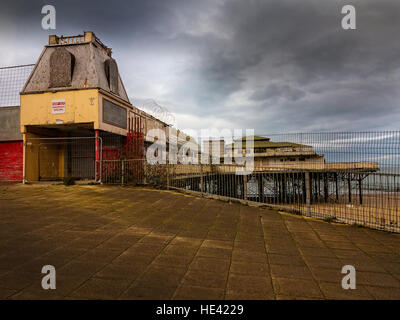 Vieux Victoria Pier à Colwyn Bay, au nord du Pays de Galles, dans un état de délabrement avancé Banque D'Images