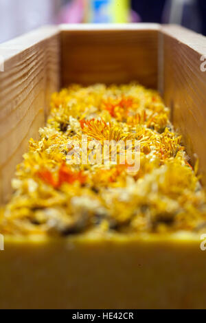Savon bio pure fait main avec calendula fleurs herbals Banque D'Images