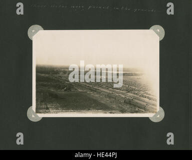 Cette image représente une scène historique du passé, mettant en vedette une automobile ou un autre mode de transport d'une époque antérieure. La photographie capture l'essence d'une époque révolue, offrant un aperçu de l'évolution des véhicules et des voyages. Banque D'Images