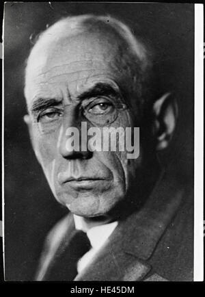 Portrait de Roald Amundsen, le célèbre explorateur norvégien. L'image capture son caractère déterminé, symbolisant ses contributions importantes à l'exploration polaire et son leadership lors des expéditions aux pôles Sud et Nord. Banque D'Images