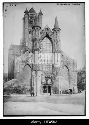 L’église Nicolas à Gand, en Belgique, est un monument historique important. Cette église gothique, construite au XIIIe siècle, témoigne de l'architecture médiévale avec son design complexe, ses arches pointues et ses flèches imposantes. Banque D'Images