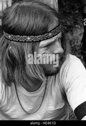 Cette photographie historique montre un étudiant du Miami-Dade Junior College participant à un rassemblement pour la paix, reflétant l'activisme étudiant pendant le mouvement des droits civiques et les manifestations anti-guerre du Vietnam dans les années 1960 et 1970 Banque D'Images