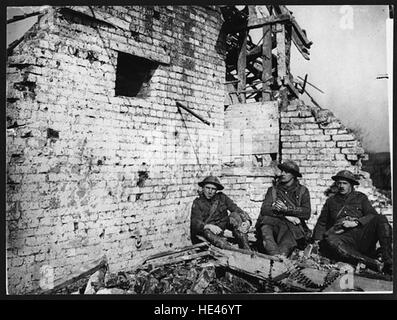 Les officiers se reposent dans un coin d'un bâtiment détruit, reflétant une époque révolue et transmettant un sentiment d'histoire, soulignant l'impact des conflits ou des catastrophes sur les structures et les individus. Banque D'Images