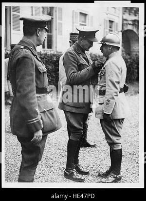 Le prince Arthur de Connaught décoration d'un général français Banque D'Images