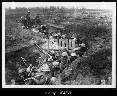 Photographie historique représentant un groupe de travail britannique dans une tranchée allemande, prise après sa capture. Cette image représente un moment charnière pendant la première Guerre mondiale, mettant en vedette des soldats dans un décor de tranchée. Banque D'Images