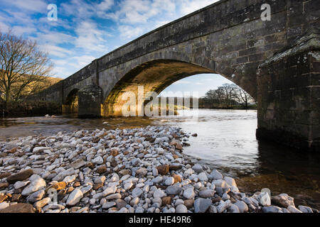 Au coucher du soleil Vue de la belle, de la pierre, galbé Conistone Pont sur la rivière Wharfe, Conistone, Yorkshire Dales, Angleterre. Banque D'Images