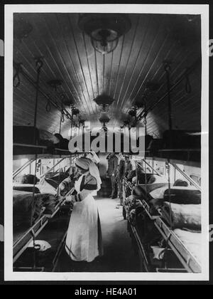 L'intérieur d'un train d'ambulance britannique du passé représente le service médical conçu pour soigner les soldats blessés en temps de guerre. Le train était équipé de lits, de fournitures médicales et de services essentiels pour fournir des soins pendant le transport. Banque D'Images