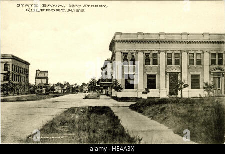 Le bâtiment de la State Bank sur la 13th Street à Gulfport, Mississippi, est un important monument historique. La photographie capture l'architecture du début du XXe siècle, reflétant le développement financier de la région à cette époque. Banque D'Images