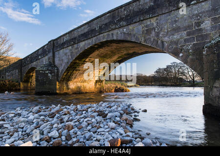 Au coucher du soleil Vue de la belle, de la pierre, galbé Conistone Pont sur la rivière Wharfe, Conistone, Yorkshire Dales, Angleterre. Banque D'Images