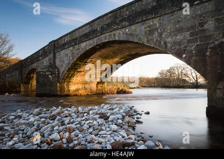 Au coucher du soleil Vue de la belle, de la pierre, galbé Conistone Pont sur la rivière Wharfe, Conistone, Yorkshire Dales, Angleterre. Banque D'Images