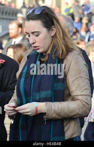 Les gens se rassemblent à Trafalgar Square, Londres, pour marquer la fin de la Première Guerre mondiale où deux minutes de silence est observé l'événement, intitulé "silence dans le Square' est organisé par la Royal British Legion comprend : Atmosphère Où : London, United Kingd Banque D'Images