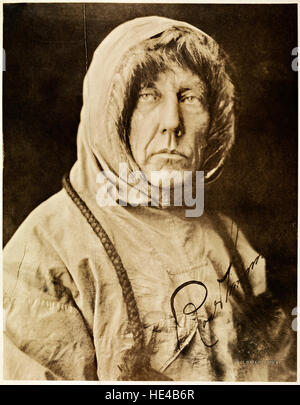 Ce portrait de Roald Amundsen, réalisé vers 1920, capture le célèbre explorateur norvégien connu pour avoir mené avec succès la première expédition au pôle Sud. La photographie est une représentation historique de son héritage. Banque D'Images