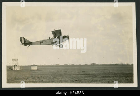 [Curtiss JN-4 Formateur en vol au dessus de Love Field, Dallas, Texas] Banque D'Images