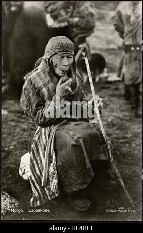 Cette image montre une femme sami en tenue traditionnelle norvégienne, connue sous le nom de « Lappekone » en Norvège de 155. La photo, conservée par la Bibliothèque nationale de Norvège, souligne l'importance culturelle et historique du peuple sami et de ses costumes traditionnels, qui représentent une part importante du patrimoine norvégien. Banque D'Images