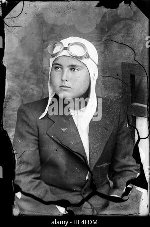 Une femme vêtue d'un costume d'aviateur du début du XXe siècle en Roumanie, capturée sur une plaque de verre, montrant l'influence de l'aviation et de la modernité sur la mode. Banque D'Images