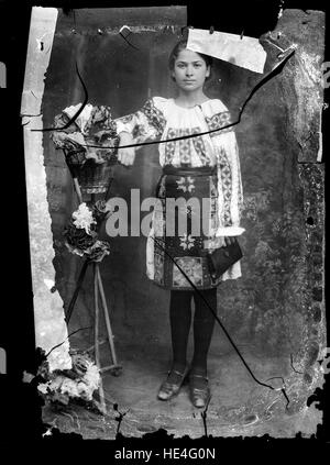 Portrait d'une femme roumaine vêtue d'une tenue folklorique traditionnelle, mettant en valeur le patrimoine culturel de la Roumanie tel qu'il a été capturé par Costica Acsinte. Banque D'Images