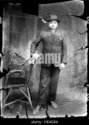 Une jeune femme vêtue d'une tenue traditionnelle roumaine, capturée dans une photographie vintage par Costică Acsinte à Ialomița, Roumanie. Banque D'Images