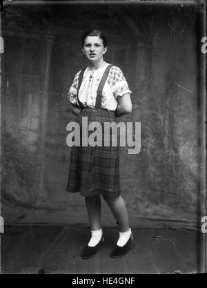 Portrait d'une jeune femme vêtue de vêtements traditionnels roumains, capturé sur une plaque de verre à Ialomita, Roumanie, mettant en valeur la culture et la mode du passé Banque D'Images