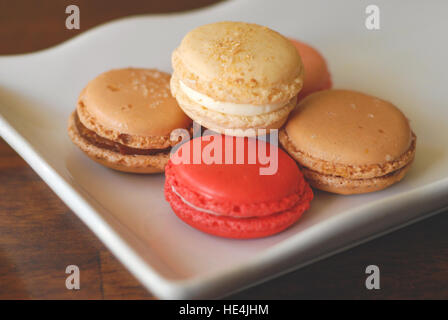 Cinq macarons dans une ligne Banque D'Images