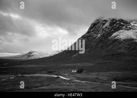 Buchaille etive Lone house ci-dessous mor dans les Highlands écossais, Glencoe Ecosse. Banque D'Images