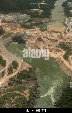 Usine d'énergie hydroélectrique dans la forêt amazonienne brésilienne. Situé dans la rivière Teles Pires, près de la ville de Alta Floresta. Banque D'Images