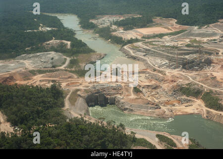 Une usine d'énergie hydroélectrique dans la forêt amazonienne brésilienne. Situé dans la rivière Teles Pires, près de la ville de Alta Floresta. Banque D'Images