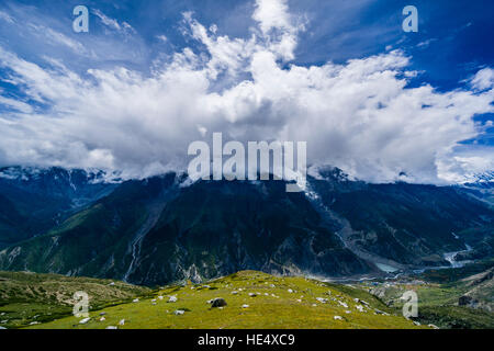 Vue aérienne du lac de glace sur l'Upper Marsyangdi valley et l'Annapurna couvert de nuages d'orage Banque D'Images