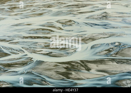 L'eau de glacier est diviser en plusieurs petits cours d'eau comme un delta avant d'entrer dans le lac Banque D'Images