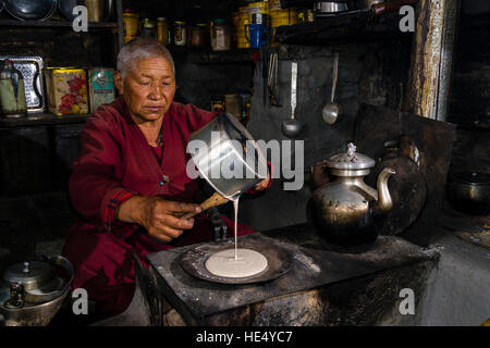 Chorten ani, fille de tashi lama, est la préparation de sarrasin dans praken gompa Banque D'Images