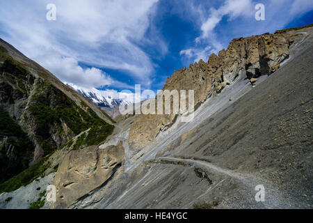 La route vers le lac Tilicho trekking est le croisement dangereux les pentes des montagnes de la vallée de l'upper marsyangdi Banque D'Images