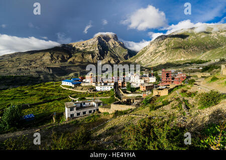 Les maisons de Muktinath, situé sur 3710 mètres au-dessus du niveau de la mer au pied du Thorong La et la montagne Yakawa Kang Banque D'Images